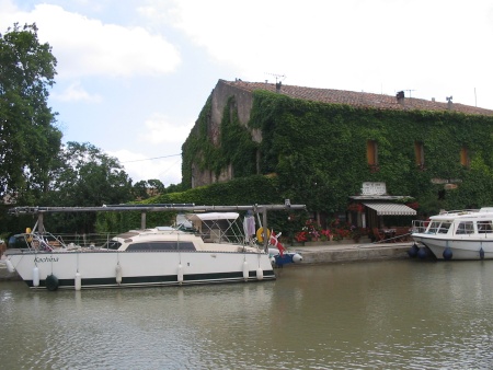Kachina in Somail in Canal de Midi